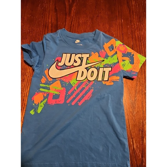 NIKE Just Do It Swoosh Blue Multicolor T-Shirt The Nike Tee Medium 5-6 YRS (A691 - Picture 8 of 8